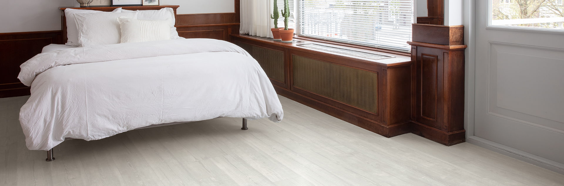Heldere slaapkamer met witte vinylvloer